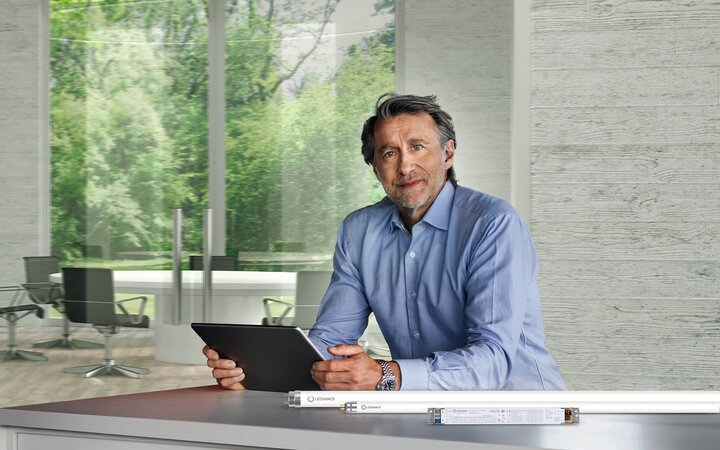 LEDVANCE lidera el cambio a LED con su  sistema externo de tubo que ofrece un aho-rro energético de hasta el 60%