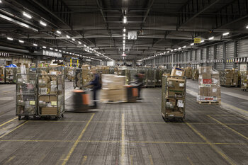  Image shows energy efficient LEDVANCE LED lighting solutions at PostNord packing centre 