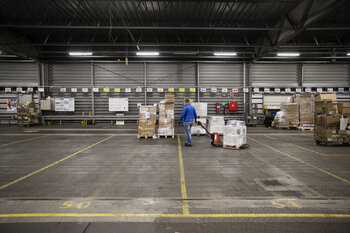 Image shows new LEDVANCE LED lighting at the PostNord packing center 