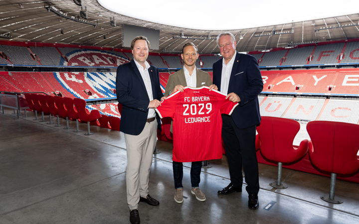 Na zdjęciu (od lewej): Fredrik Ergert von Gillern, Globalny Dyrektor ds. Marki i Komunikacji w LEDVANCE; Rouven Kasper, Członek Zarządu FC Bayern ds. Marketingu